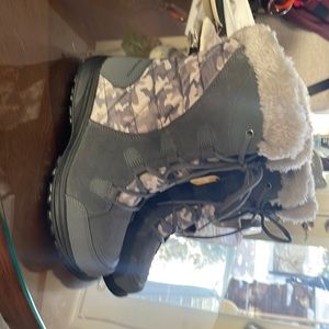 Women’s Columbia Ice Maiden ll winter boots.  NWOT or box, never worn.  Size 7.5